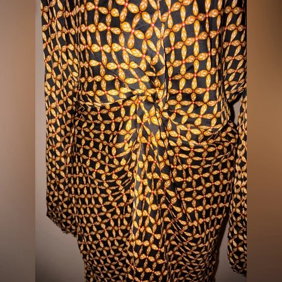 MINKPINK Black and Gold Geometric Mini Dress with cinched waistline NWT - Picture 4 of 7